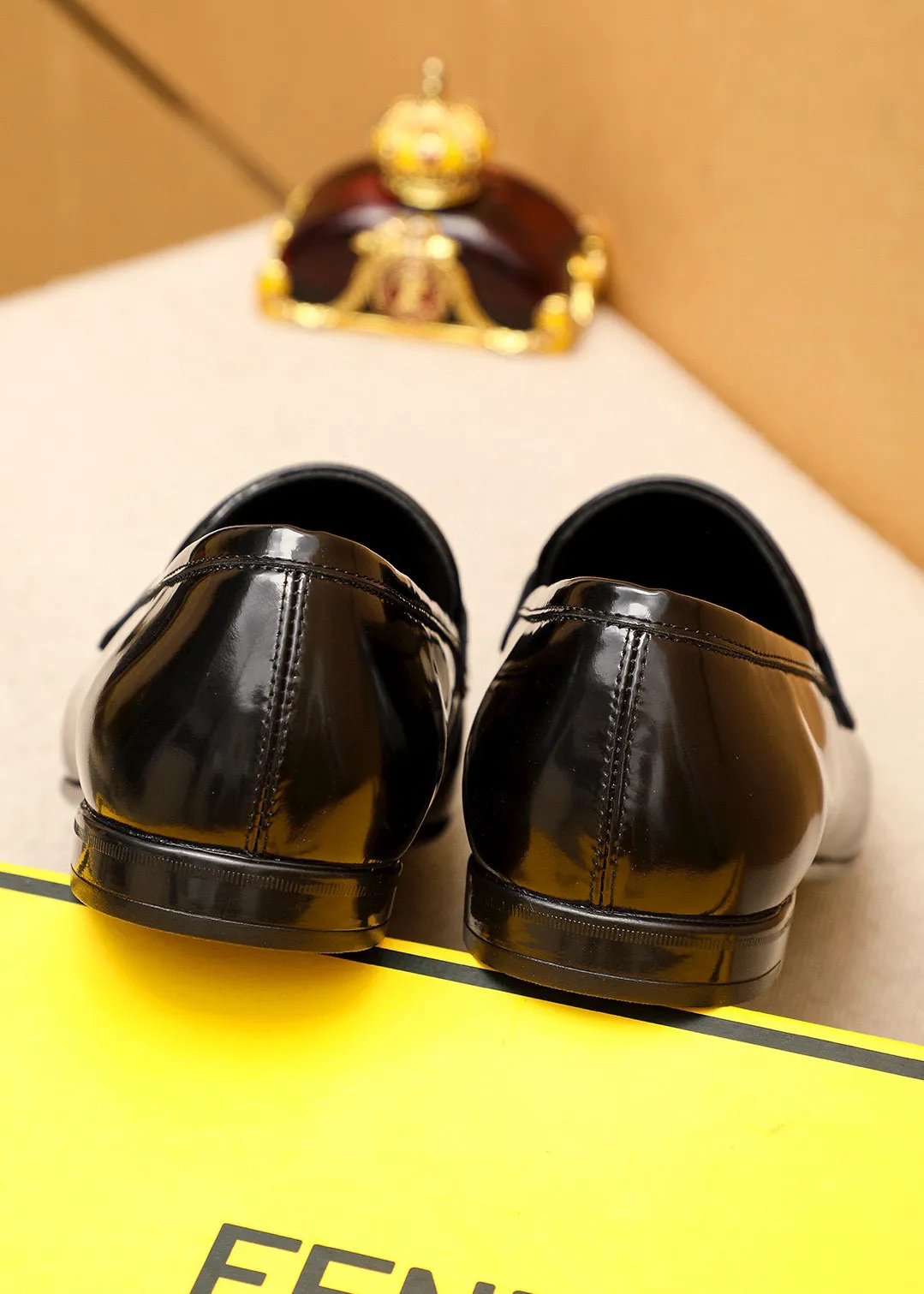 Men's shoes 💰442 💐 Product trademark: FENDI [Fendi] casual leather shoes Regular size: 38-44 (45🉑️customized) Product materials: Selected imported first-layer patent leather laser upper + luxury hardware buckle, imported cowhide leather lining. Strong three-dimensional visual effect, rubber outsole Color: 1⃣️color optional